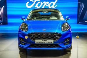 frankfurt, duitsland - sept 2019 blauwe ford puma ecoboost hybrid, iaa internationale autotentoonstelling foto