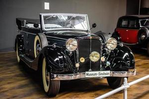 sinsheim, Duitsland - mai 2022 zwart grijs maybach sw 38 1939 cabrio foto