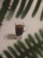 zwart koffie in de glas foto