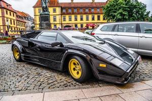 duitsland, fulda - jul 2019 black lamborghini countach is een achterwielaangedreven sportwagen met middenmotor, geproduceerd door de italiaanse autofabrikant lamborghini van 1974 tot 1990. het is een van de foto