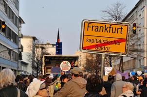 frankfurt, duitsland - 18 maart 2015 menigten van demonstranten, demonstratie blockupy foto