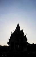 een visie van de silhouet van een pagode, genomen tegen de vroeg ochtend- zonlicht. foto