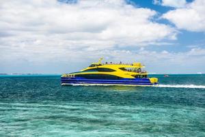 geel luxe jacht in baai Aan de azuur turkoois kust in caraïben zee, isla mujeres, cancun, Yucatán, Mexico foto