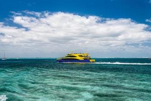 geel luxe jacht in baai Aan de azuur turkoois kust in caraïben zee, isla mujeres, cancun, Yucatán, Mexico foto