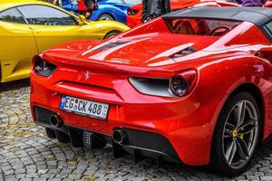 duitsland, fulda - jul 2019 achteruitkijklichten van rode ferrari 488 spider type f142m coupe is een sportwagen met middenmotor geproduceerd door de italiaanse autofabrikant ferrari. de auto is een update van de 458 foto