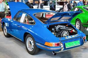 friedrichshafen - mei 2019 motor van blauw porsche 911 930 964 carrera 4 1990 cabrio Bij motorwereld klassiekers bodensee Aan mei 11, 2019 in friedrichshafen, Duitsland foto