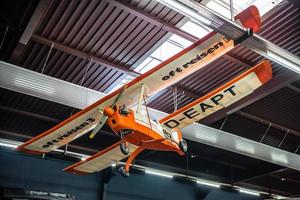 sinsheim, Duitsland - mai 2022 wit oranje himmelslaus experimenteel vliegtuig dubbele gevleugeld foto