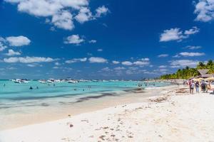 mensen zwemmen in de buurt een wit zand strand, turkoois caraïben zee, isla mujeres eiland, caraïben zee, cancun, Yucatán, Mexico foto