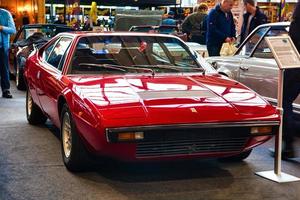 friedrichshafen - mei 2019 rood ferrari dino 208 gt4 1977 coupe Bij motorwereld klassiekers bodensee Aan mei 11, 2019 in friedrichshafen, Duitsland foto