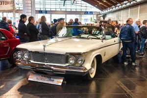 friedrichshafen - mei 2019 witte chrysler keizerskroon 1963 cabrio bij motorworld classics bodensee op 11 mei 2019 in friedrichshafen, duitsland foto