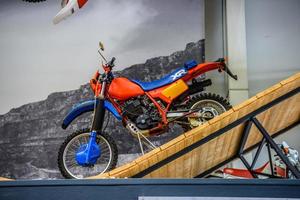 sinsheim, Duitsland - mai 2022 rood blauw motor motorfiets foto