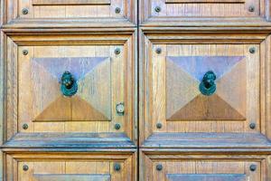 houten deur met twee knoppen foto