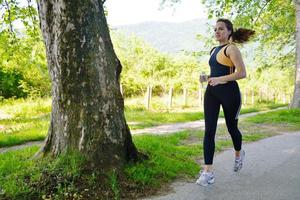 jong mooi vrouw jogging foto