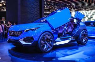 frankfurt - sept 2015 peugeot quartz concept gepresenteerd op iaa i foto