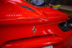 duitsland, fulda - jul 2019 achteruitkijklichten van rode ferrari 488 spider type f142m coupe is een sportwagen met middenmotor geproduceerd door de italiaanse autofabrikant ferrari. de auto is een update van de 458 foto