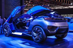 frankfurt - sept 2015 peugeot quartz concept gepresenteerd op iaa i foto