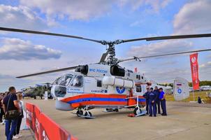 Moskou, Rusland - aug 2015 noodgeval helikopter ka-32 schroef druk op foto