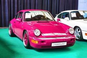 friedrichshafen - mei 2019 roze porsche 911 964 rs carrera 1992 coupe Bij motorwereld klassiekers bodensee Aan mei 11, 2019 in friedrichshafen, Duitsland foto