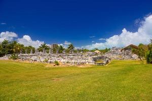 oude ruïnes van maya in de archeologische zone van el rey in de buurt van cancun, yukatan, mexico foto