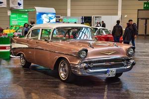 friedrichshafen - mei 2019 zand bruin chevrolet bel lucht 1957 sedan Bij motorwereld klassiekers bodensee Aan mei 11, 2019 in friedrichshafen, Duitsland foto