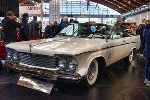 friedrichshafen - mei 2019 witte chrysler keizerskroon 1963 cabrio bij motorworld classics bodensee op 11 mei 2019 in friedrichshafen, duitsland foto