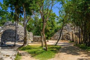 Maya-ruïnes in de schaduw van bomen in jungle tropisch bos playa del carmen, riviera maya, yu atan, mexico foto