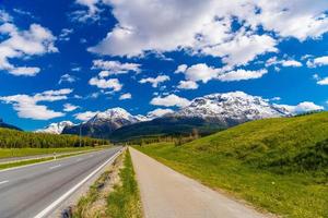 weg met alpenbergen, samedan, maloja, graubuenden, switzerl foto