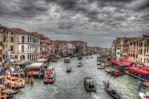 groots kanaal in Venetië met oude slangen, boten, gandolas en schepen, Venetië, Italië hdr foto