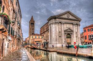 kanaal in Venetië met ca' rezzonico paleis, Venetië, Italië hdr foto