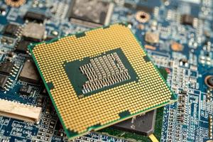 cpu, centrale processoreenheid chip chip op printplaat in pc en laptop computertechnologie. foto