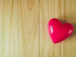 roze hart Aan hout tafel voor Gezondheid en medisch inhoud. foto