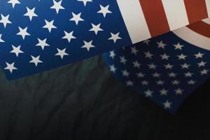 de veteranen dag concept vlag van de verenigde staten van amerika op zwarte achtergrond. foto