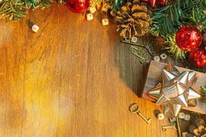 kerstversiering op houten tafel voor vakantie-inhoud. foto