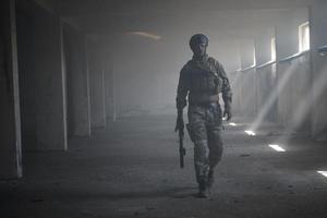 modern oorlogvoering soldaat in stedelijk milieu foto