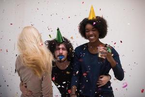 confetti feest multi-etnische groep mensen foto