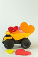 hart op gele vrachtwagen voor valentijn inhoud. foto