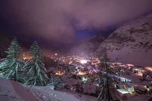 luchtfoto op de zermatt-vallei en de Matterhorn-piek foto