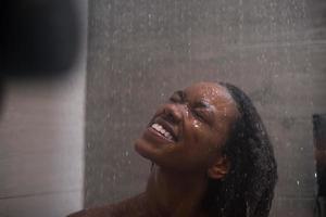 Afro-Amerikaanse vrouw onder de douche foto