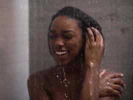 Afro-Amerikaanse vrouw onder de douche foto