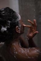 Afro-Amerikaanse vrouw onder de douche foto