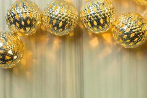 de gouden kerst bal op witte houten tafel achtergrond. foto