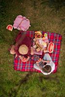 bovenaanzicht van paar genieten van picknicktijd foto