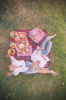 bovenaanzicht van paar genieten van picknicktijd foto