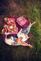 bovenaanzicht van paar genieten van picknicktijd foto