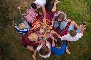 bovenaanzicht van groepsvrienden die genieten van picknicktijd foto