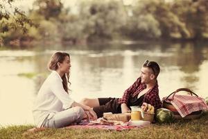 paar in liefde genieten van picknick tijd foto