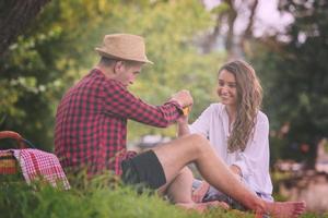 paar in liefde genieten van picknick tijd foto