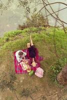 bovenaanzicht van paar genieten van picknicktijd foto