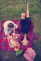 bovenaanzicht van paar genieten van picknicktijd foto