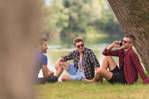 mannen zittend Aan de bank van de rivier- foto